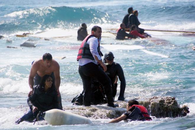 Greek army Sgt. Antonis Deligiorgis (left) rescues Wegasi Nebiat in the Aegean sea, off the coast of the island of Rhodes, Greece. April 20, 2015. (Source)